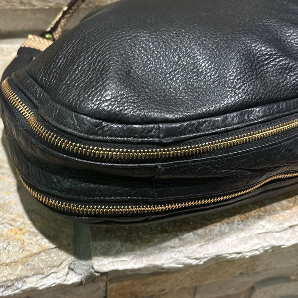 Like new Tory Burch, black pebbles leather shoulder bag- with snake skin handle - Picture 4 of 13